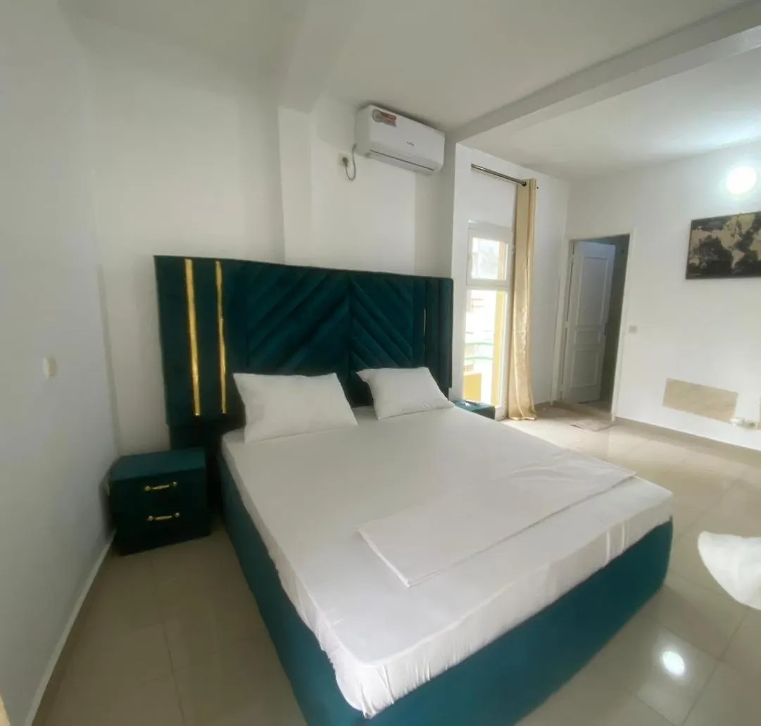 Appartement Meuble 3 Chambres Cite Mixta Dakar